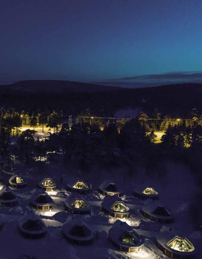 Inarijärven rannalla paukkuu yli 30 asteen pakkanen, mutta lattialämmitys pitää Revontulikodan kotoisen lämpimänä.