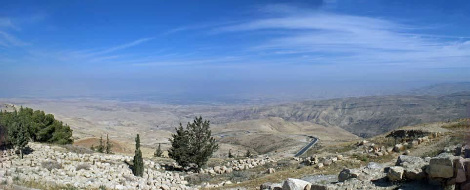 Jatkamme etelään Wadi Mujibin huimaavan syvän kanjonin kautta ja nousemme lounaan jälkeen jyrkän vuoren huipulla kohoavaan Karakin ristiretkeläislinnoitukseen.
