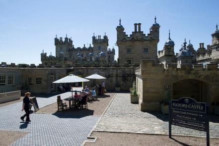 rajaseudulle. Vierailemme upeassa Floors Castle linnassa, joka on Skotlannin suurin, edelleen asuttu yksityiskoti.