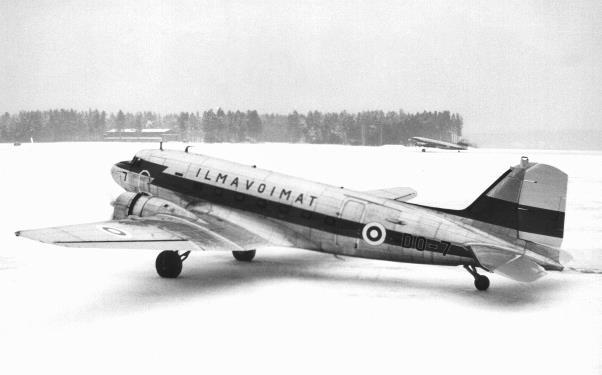 Douglas DC-3 / C-47 Douglas DC-3/C-47 oli yhdysvaltalainen kaksimoottorinen ja kahden hengen miehistöllä 28 33 matkustajaa vievä kuljetuskone.