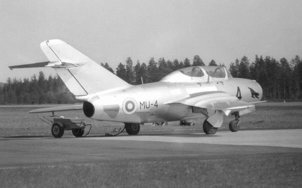 MiG-15UTI MiG-15UTI oli venäläinen kaksipaikkainen jatkokoulutuskone. Se on muunnettu yksipaikkaisesta MiG- 15:stä lisäämällä toinen ohjaamo pääpolttoainesäiliön sijaan.