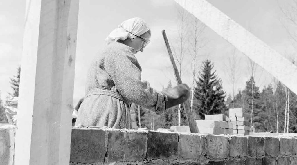 Rakennustyöläinen sekoittaa laastia Lahdessa 1958.