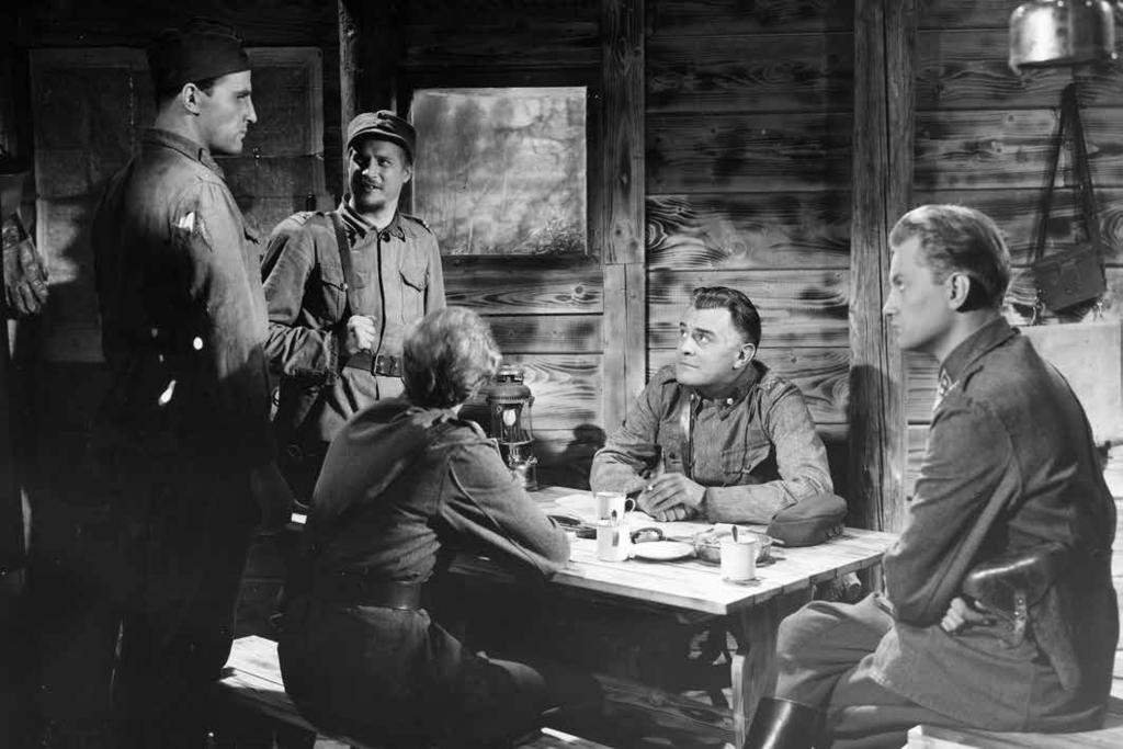 Edvin Laineen Tuntemattoman sotilaan päänäyttelijöitä Kuva: Edvin Laine: Tuntematon sotilas 1955 KAVI / Suomen Filmiteollisuus SF Oy Edvin Laine ohjasi kirjasta heti elokuvan.