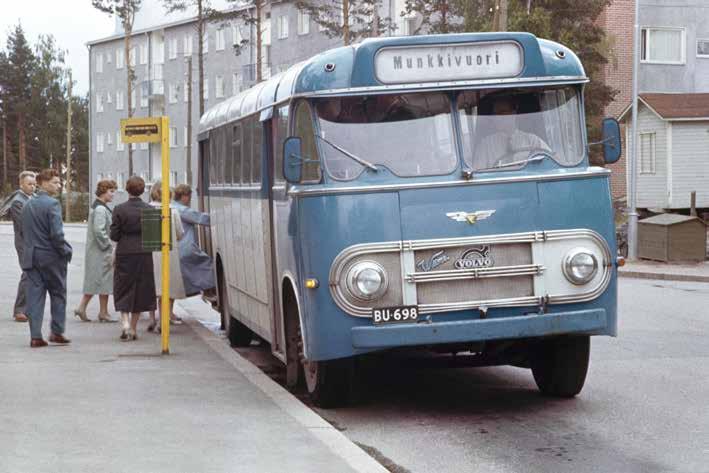 Kuva: Jussi Paimio / Helsingin kaupunginmuseo 20. Linja-auto Linjuriauto on maantien ässä, jos olet jonnekin pyrkimässä. Linja-autossa on myös tunnelmaa, linja-autossa matka katkeaa.