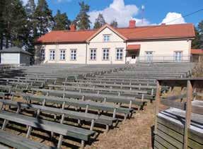 Arkkitehti Erkki Valovirran suunnitteleman polveilevan rakennuksen sisällä on mm. auditorio, konserttisali ja kahvila.