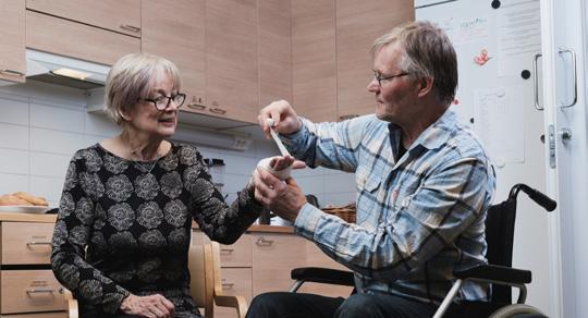 Omaishoitajat saivat tukea ja oppivat ensiapua Omaishoitajaperheitä tuettiin 60 osastossa seitsemän piirin alueella. Toiminnassa oli mukana 281 vapaaehtoista.