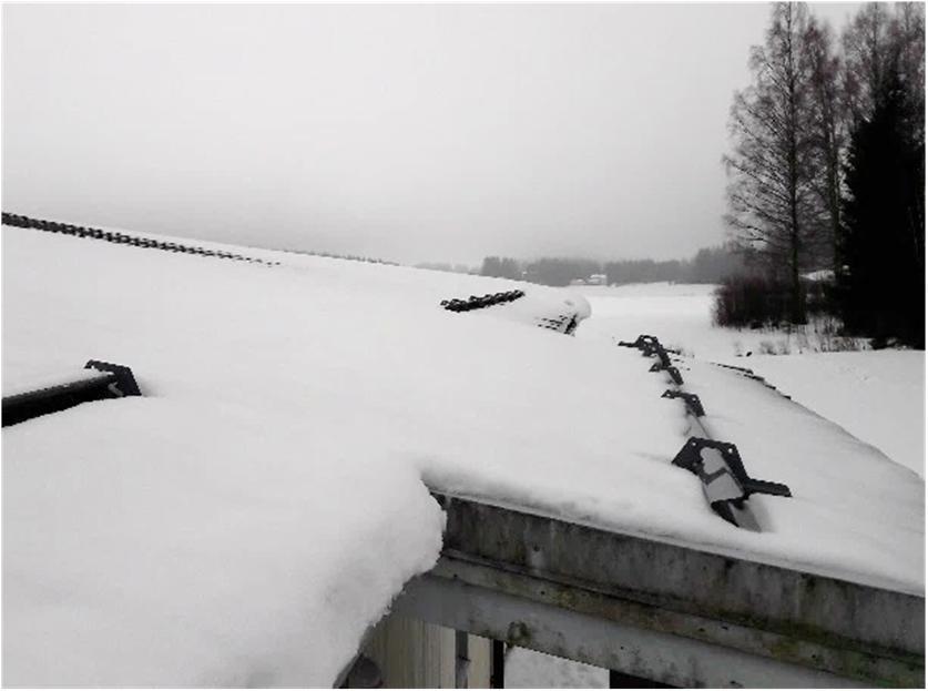 Akustiikkalevyn reunaan, kattoon ja tuloilmakanavaa ympäröivä seinäpinta oli pölyinen. Havaintoja yläpohjasta ja vesikatolta on esitetty kuvissa 18-20.