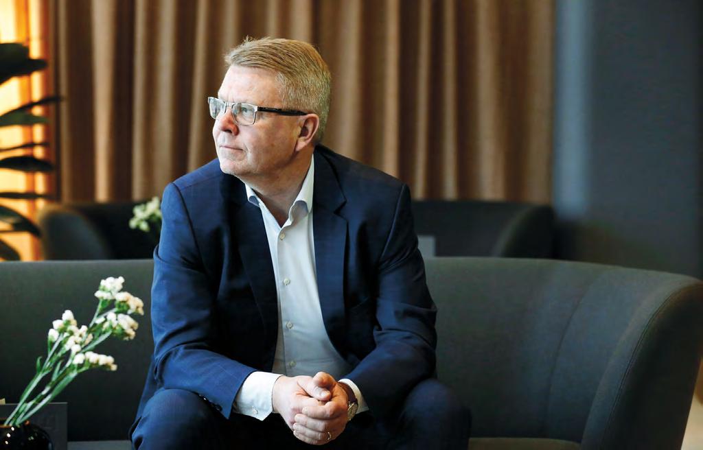 Saatteeksi Suomalaista yhteiskuntaa on rakennettu sata vuotta yrittäjyydellä, työllä ja osaamisella. Kansakunta on noussut yhdessä vuosisadassa köyhyydestä menestyväksi hyvinvointiyhteiskunnaksi.