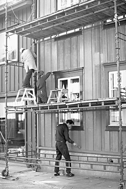 Museovirasto KORJAUSKORTISTO Öljymaali Sisältö Maalaustyö sujuu parhaiten silloin kun hyvät telineet ovat käytettävissä.