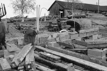 18 Hirsirakennusten siirto Alimpien hirsien sovittelu on työläimpiä vaiheita, koska osa hirsistä joudutaan lahon takia ehkä uusimaan ja rakenneperiaatteen selvittäminen vie aikansa.