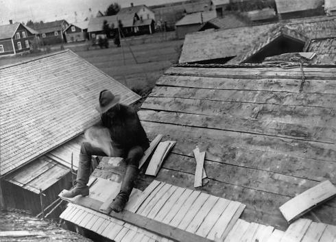Museovirasto KORJAUSKORTISTO Pärekatto Sisältö Kattopäreiden historiaa... 3 Päreiden höylääminen... 6 Miesvoimalla... 6 Vesi- ja tuulimyllyn avulla... 6 Pärehöylän kehittyminen... 6 Päreiden valmistus.