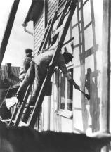 Kalkkimaalin käytön historiaa Yhtä aikaa kivirakentamisen kanssa alkoi slammauksen ja kalkkimaalauksen käyttö seinien viimeistelyssä.