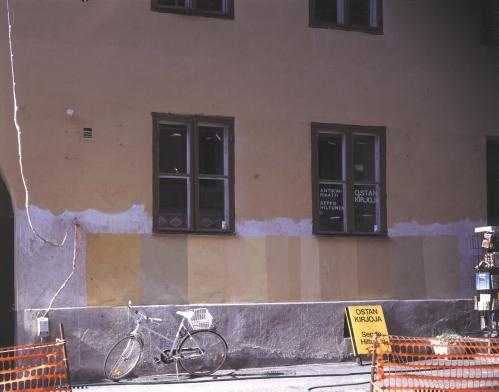 Kuva 6. Kalkkimaalaustekniikassa värimallit on tehtävä kohteeseen riittävän kauan ennen niiden värikatselmusta, koska kalkkimaali vaalenee kuivuessaan huomattavasti.