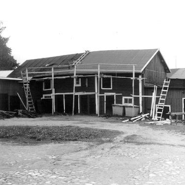Museovirasto KORJAUSKORTISTO Huopakaton korjaus Kattohuopa on tuttu katemateriaali. Etenkin kolmiorimakate kuuluu perinteiseen rakennustapaan.