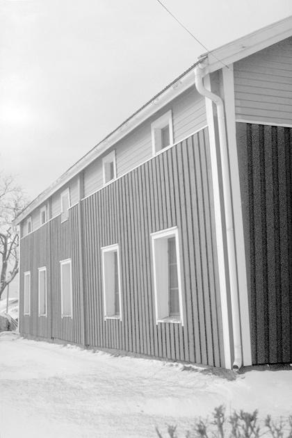Yleiskortti 9 11 Puurakenteita on helppo vahvistaa tukemalla. Vaurioitunutta kohtaa ei kannata avata tarpeettoman laajalti. Kun vesikatto on paikattu, rakenteet kuivuvat ja puun lahoaminen päättyy.