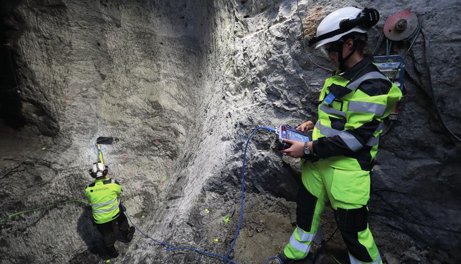 Kuva: Posiva Oy Kuva 7. Osana FISST-koetta työstetyn tulpan alueen maatutkaluotaus käynnissä maanalaisen loppusijoituslaitoksen demonstraatiotilojen DT2-tunnelissa. niitin sijaan.