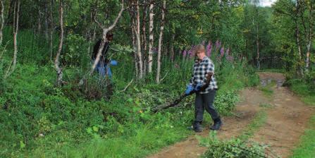 rantautumisen jälkeen, kun talkooporukka kiipesi ylös Hengenahdistuksenmäkeä kohti Morgamin kultalaa. Ylimääräiset villapuserot tungettiin loppuvaiheessa päiväreppuun hien pukatessa pintaan.