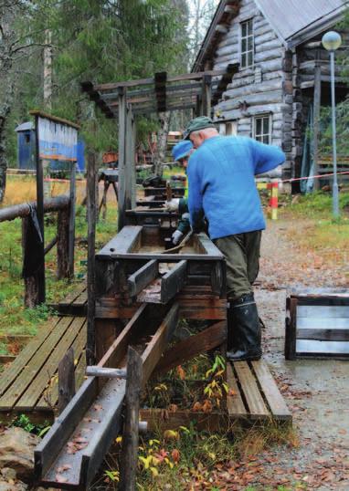Huuhdonta-altaiden tyhjennys sujui kokeneilta talkoolaisilta reippaaseen tahtiin. Syystalkoisiin kokoontui väkeä hieman vähemmän kuin viime vuonna, mutta se ei näyttänyt työtä haittaavan.