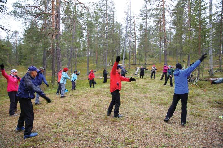 Kuvassa Loviisan nivelpiiriläiset vesijumppaamassa.