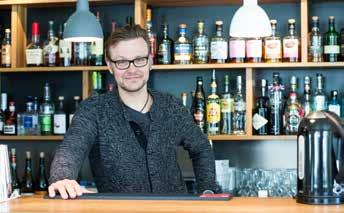 v=myz6hnyhlea VUODEN TARJOILIJA: RAVINTOLA-ALA SOPII MONELLE Millaista on työskentely ravintola-alalla? Mitkä ovat tärkeitä ominaisuuksia tarjoilijan työssä?