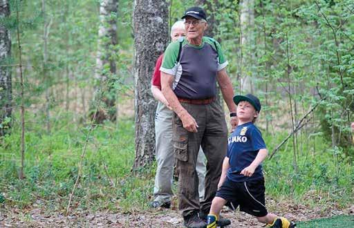 Frisbeegolf sopii lajina kaiken ikäisille, eikä suurikaan ikäero häiritse yhteispeliä silloin kun asenne on kohdallaan. Hyvän mielen heittokierroksia Kippasuon DiscGolfPark -puistoon 19.5.