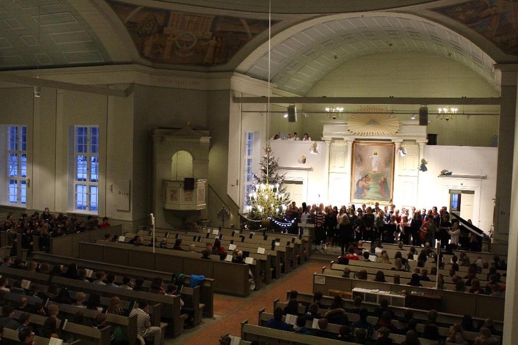 Sen jälkeen käveltiin kauniissa talviaamussa kirkkoon, jossa ohjelmaan kuului ilmaisutaidon ryhmän evankeliumimukaelma sekä pari musiikkiesitystä. Juhla päättyi virteen Enkeli taivaan.