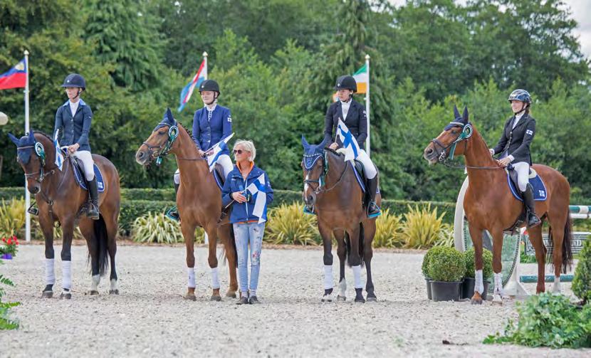 Kenttäratsasuksen juniorijoukkue palkintojenjaossa EM-kisoissa. Johanna Pohjonen ja Conner K, Veera Manninen ja Colibri, Neea Karvinen - Carraheen Duke, Suvi Järvi - Orlanda II ja Anna Hassö.