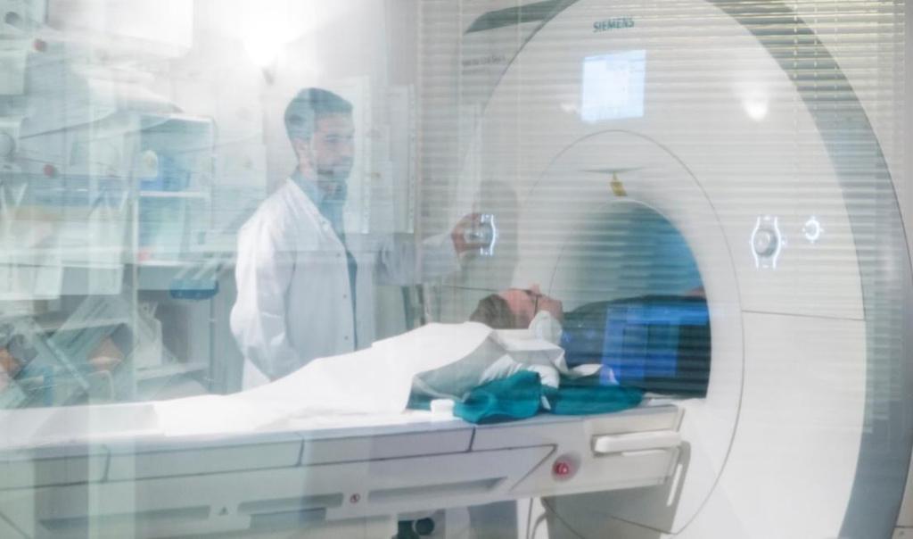 31 5. RADIOLOGIA 5.1. NEURORADIOLOGIA Toiminnallisen magneettitutkimuksen ryhmä on kehittänyt potilaiden funktionaalista kuvantamista radiologialla vuodesta 1997 alkaen.
