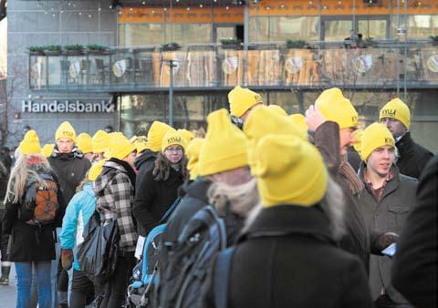 Pinsetti 2/2011 29 Keltaiset pipopäät täyttivät Narinkkatorin KYLLÄ elinluovutukselle -tempauksessa.
