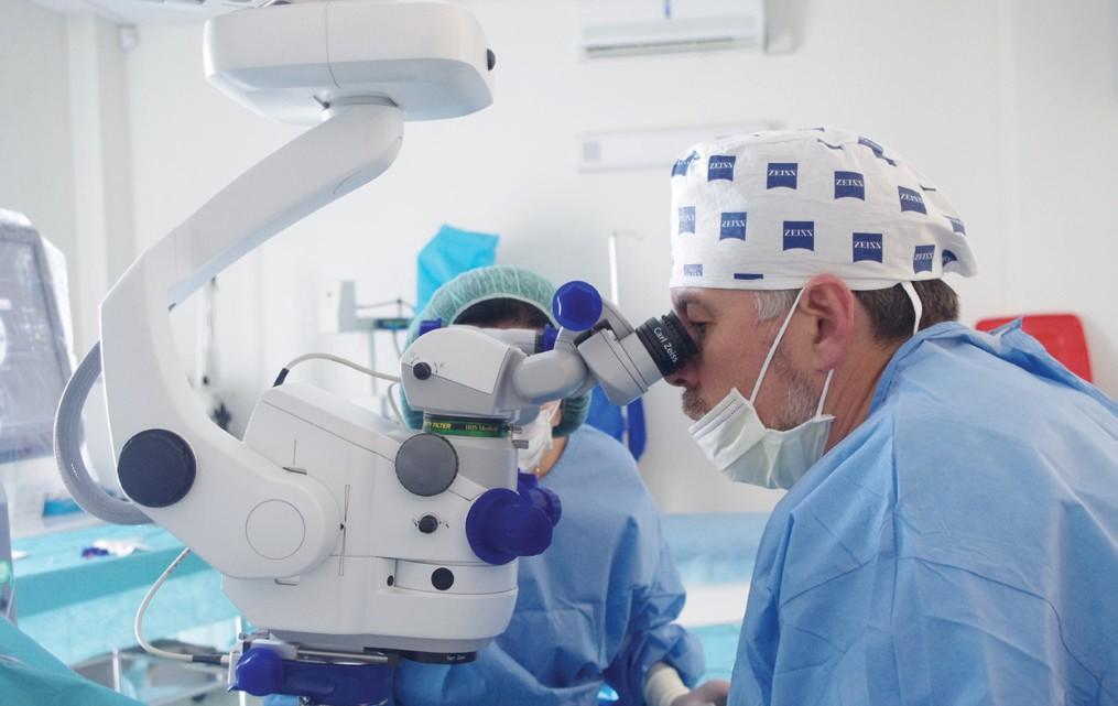 MITÄ TAPAHTUU LEIKKAUKSEN AIKANA? Yleensä potilas viipyy leikkaussalissa alle 10 minuuttia ja siitä ajasta kumpaakin silmää hoidetaan vain minuutin verran.