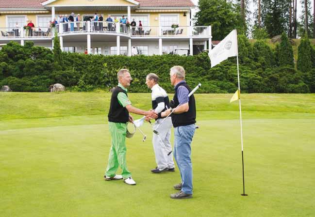 SM-KISAt 2015 Seniorit ovat kilpailleet SM-mitaleista eri ikäsarjoissa ja monella kentällä ympäri maata. Pelipaikkakuntina ovat olleet Kuusankoski, Salo, Espoo, Turku, Hyvinkää ja Hämeenlinna.