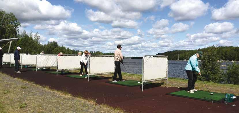 Kahilanniemen vesirange täyttyi golfviikolla tutustujista, jotka saivat lyödä kelluvia palloja Saimaaseen riemurinnoin.