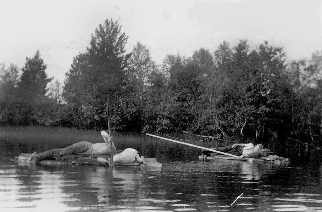 80 N:o 5 6 N:o 5 6 81 Kun hän Karjalan kapinan aikoihin joutui siirtymään Suomeen ja Kajaaniin, tuli hänen omanarvontuntonsa syvästi loukatuksi.
