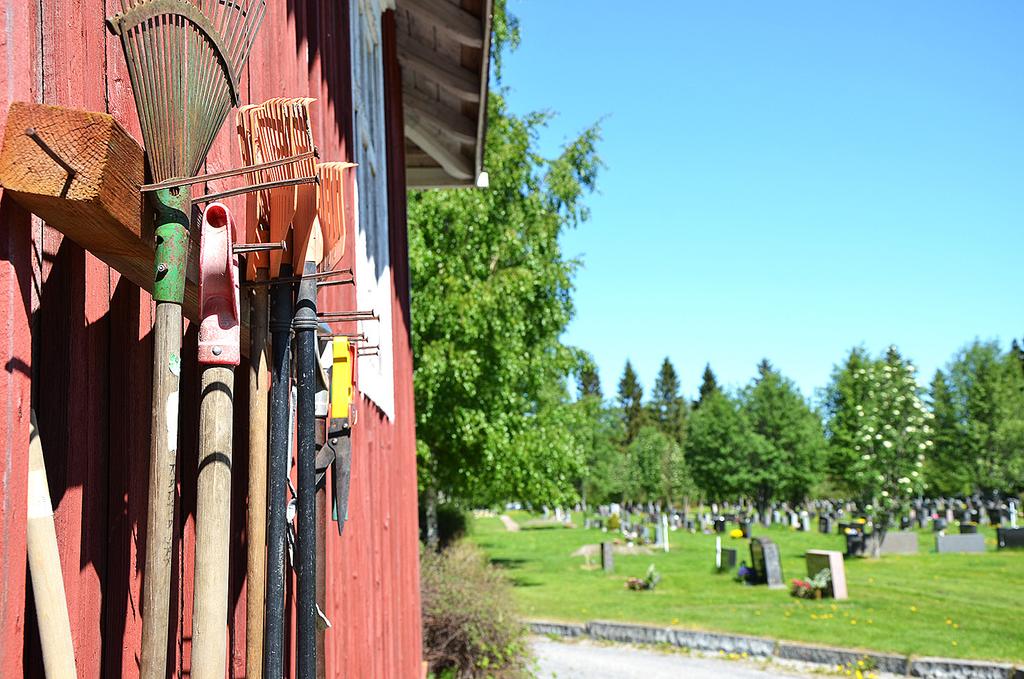 Sen jälkeen seurakunnalla on oikeus poistaa kukkalaitteet. Kokkolan seurakuntayhtymällä on hautainhoitorahasto, joka ottaa korvausta vastaan hoitaakseen hautoja.