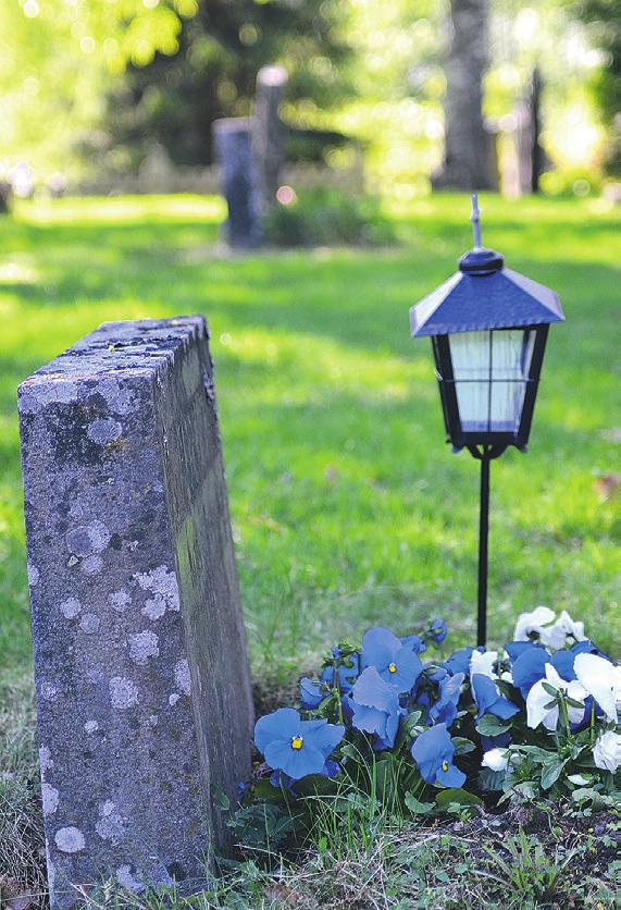 Hautajaisjärjestelyt Hautajaisjärjestelyt käynnistyvät asioimalla 1) seurakuntavirastossa, jossa sovitaan: hautaan siunaamisen aika ja paikka. Siunaaminen voi tapahtua kirkossa tai haudalla.