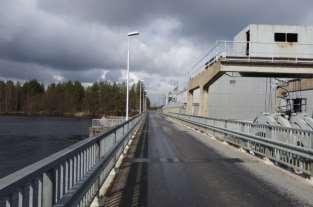 98 Ympäristövaikutusten arviointiselostus jatkunut Oulujärven yli joko vesitse tai jäitse.