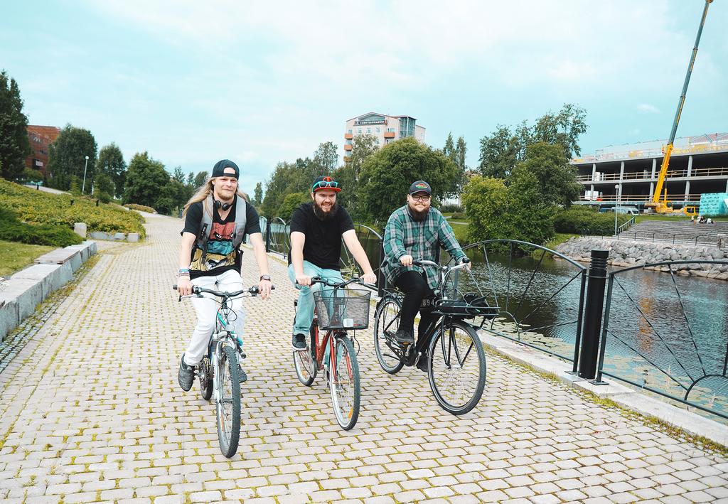 11 Kehittäminen Pyöräilyyn liittyvien palvelujen kehittäminen lisää pyöräilymukavuutta kaupungissa. Pyörien yhteiskäytöllä voidaan tukea pyöräilyä osana työmatkaketjuja.