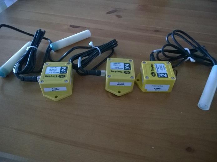 Mittapää on suojattu siten, ettei herkkä anturi vaurioidu. Kuva 8. Mittarit ovat numeroitu näkyvästi. Pintamittauksessa Tsi ja Tse käytettiin TinyTag 4500 -mittareita, joissa ei ole mittauspäitä.