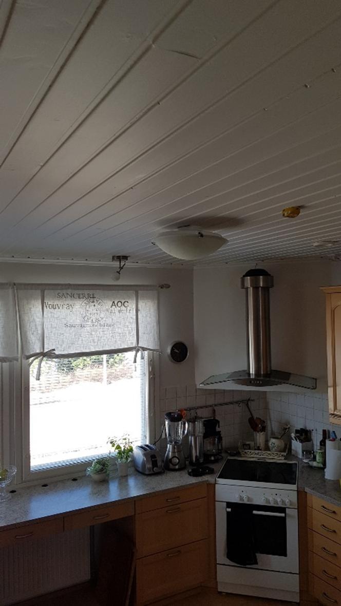 29 Mittauspaikat ovat sisäpinnasta lämmöneristeen ulkopintaan keittiön kohdalla. Kuva 13. Mittauskohta keittiön kohdalla. Kuva 14. Mittauskohdat ullakon puolella keittiön kohdalla.