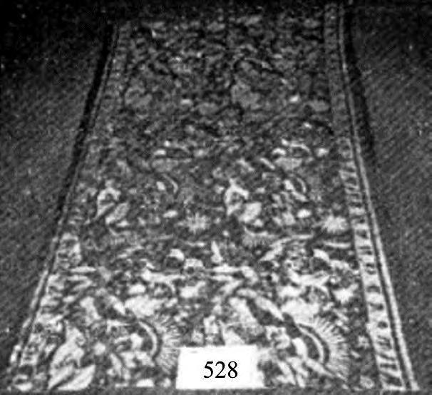 6214 90 00 Sovitettu, suorakaiteen muotoinen (105 180 cm) kevyt, kudottu kangas (100 % puuvillaa), jonka reunoista kaksi on päärmätty ja kahdessa muussa reunassa on hulpiot.