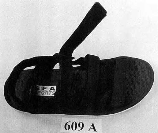 6403 99 33 Sandaalit, joiden ulkopohja on kumia, sisäpohjan pituus vähintään 24 cm ja joiden korkeus on pohja sekä kanta mukaan luettuina alle 3 cm.