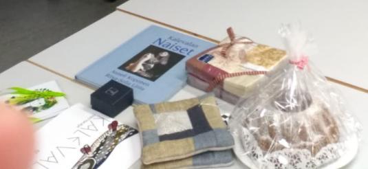 Uskon, että osallistujat saivat uusia näkökulmia. Marjatta myi illan aikana runsaasti arpoja. Arpajaisvoittoina oli Kalevala Koru, italialainen omenakakku, kirjoja, patalappuja ja kortteja.