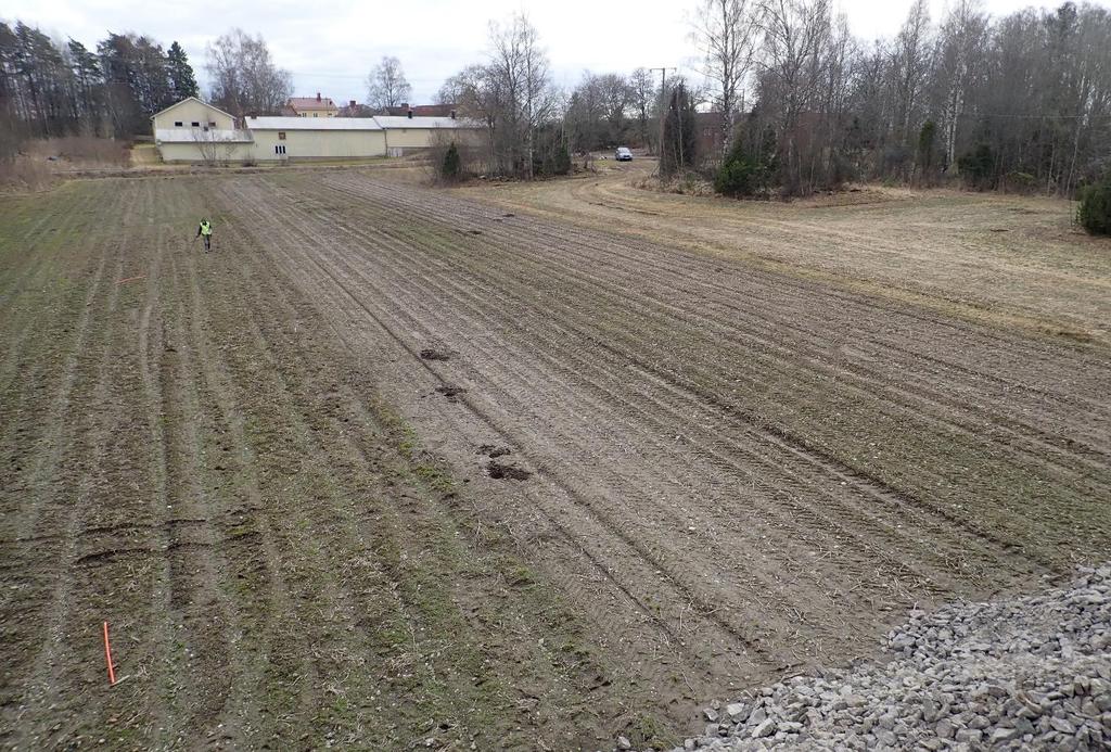 olevien, pellolta raivattujen, kivien oikealle puolelle, pellolle.