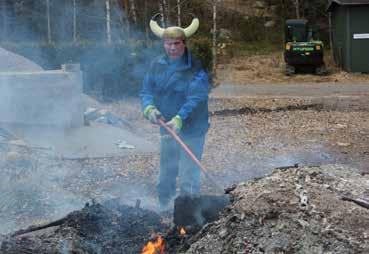 kiipeilyteline sekä pienten lasten liukumäki.