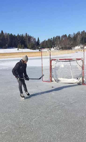 Paikalla olleet olivat tehneet jäälle avannon,johon rohkeimmat kävi pulahtamassa. Lisäksi meren jäällä oli niin hyvä jää, että pystyi luistelemaan. Kevätkokouksessa lauantaina 10.3.