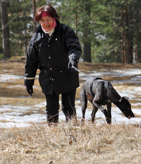 Sanaset synnyttämöstä Sisälläni kuplii, iloitsen kuin lapsi jouluaattona. Sain taas tehdä lehden ja lisää vuoden mittaan. Sisälläni kuplii, iloitsen kuin... Pieni greyhoundtyttöni kasvaa, vahvistuu, palauttaa lajia uudelleen konkretiaksi.