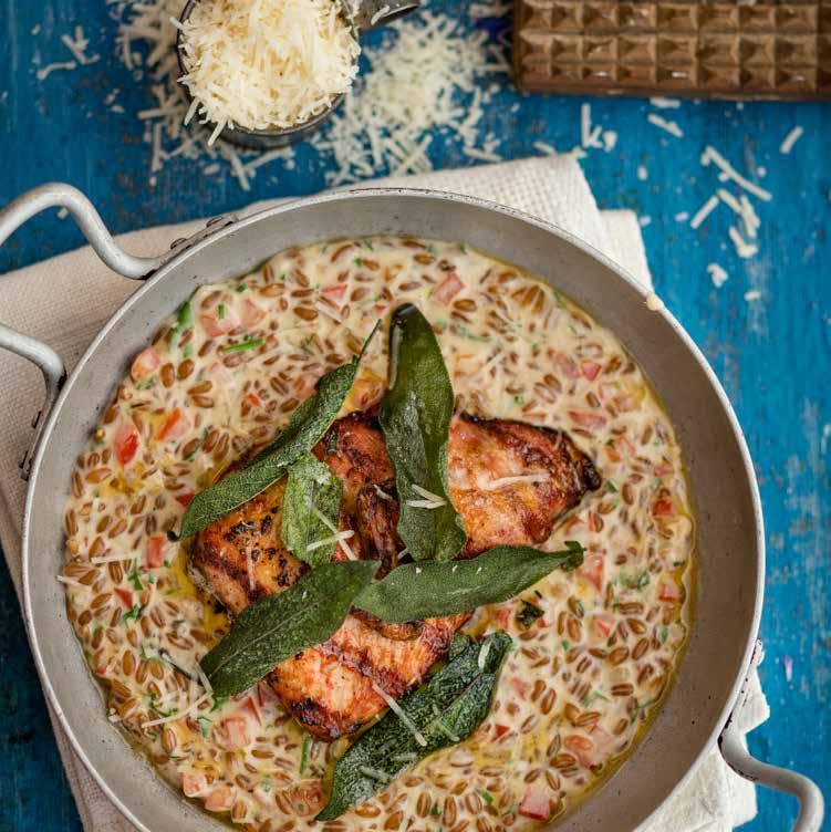 PORSAAN PLUMA JA SPELTTIRISOTTO 600 g HK Rypsiporsas Pluma, pakaste ½ dl voita 6 salvianlehteä 2 valkosipulinkynttä viipaloituna Paista kuivalla pannulla lihan pinnat rapeiksi.