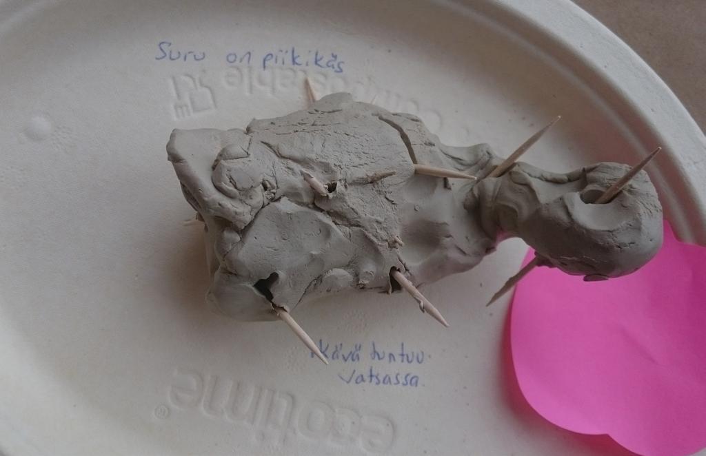 Venla: Jos minä olisin yksinäinen, niin sitten minä itken. A: Tarkottiko se sulle, että ei oo surullinen, kun ei oo yksinäinen? Venla: Joo.