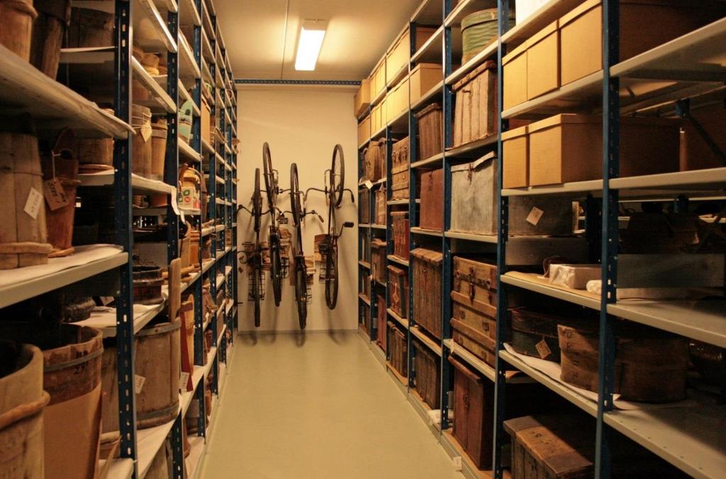MUSEO KOKOELMAPOLITIIKKA 2018-2022 5 (8) Näkymä Nurmeksen museon päävarastosta. Kuva Laura Hotulainen, Nurmeksen museo.