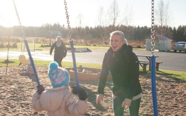 Johtamisen muutokset heijastuvat henkilöstötuottavuuden muutoksiin Vuosittaisten korrelaatioiden ohella johtamisen ja koetun esimiestyön muutokset selittivät henkilöstötuottavuuden muutoksia.